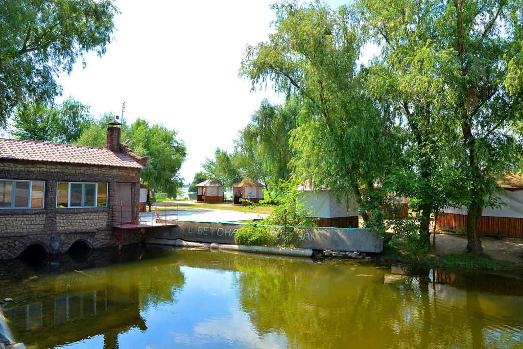 Slavutich Hotel Нова Каховка Екстериор снимка