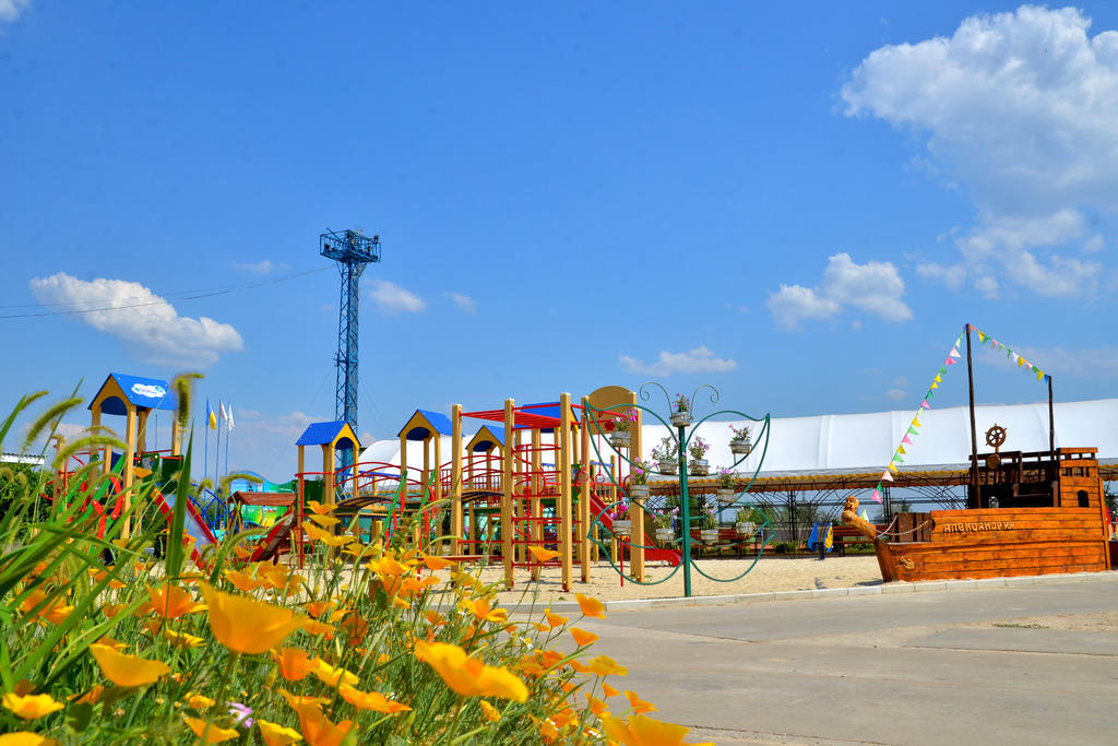 Slavutich Hotel Нова Каховка Екстериор снимка